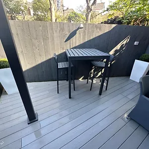  Holiday home Sugar Reef: Modern Garden House With Ev Charging Near